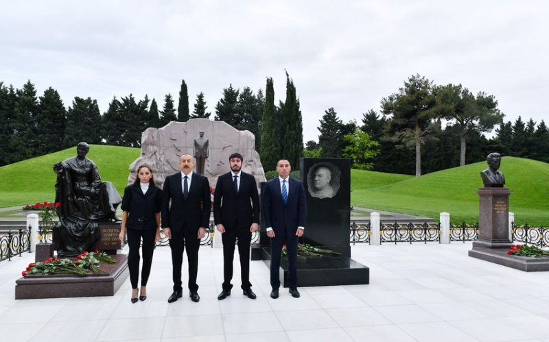 Prezident İlham Əliyev və xanımı Ulu öndər Heydər Əliyevin məzarını ziyarət ediblər