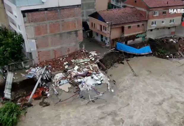 Türkiyədə sel: Binalar çökdü, yollar dağıldı