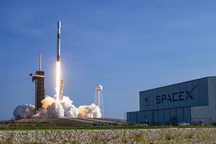 “SpaceX” kompaniyası internet peyklərin yeni qrupunu orbitə çıxarıb