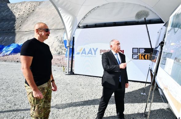 Prezident İlham Əliyev Kəlbəcər-Laçın avtomobil yolunda yeni inşa edilən tunellə tanış olub