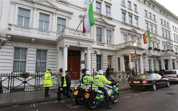 Londonda İran səfirliyi qarşısında bir qrup şəxs aksiya keçirib