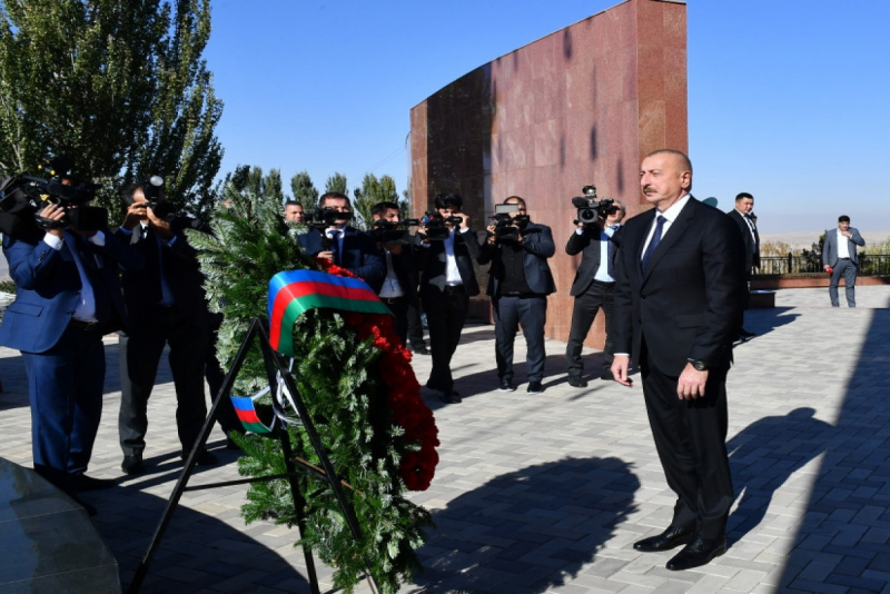 Prezident Bişkekdə “Ata-Beyit” Milli Tarixi-Memorial Kompleksini ziyarət edib