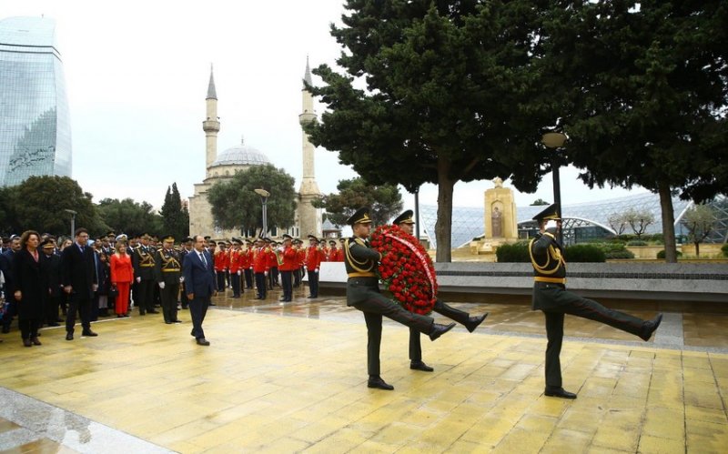 Bakıdakı Türk şəhidliyi ziyarət olunub