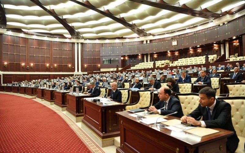 Milli Məclisin plenar iclasında "Siyasi partiyalar haqqında" yeni qanun layihəsi l oxunuşda müzakirə edilir