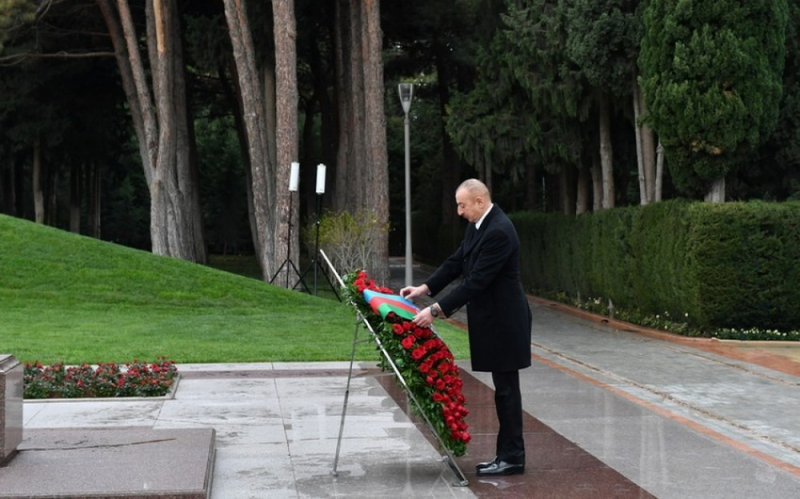 Prezident İlham Əliyev Ulu Öndər Heydər Əliyevin məzarını ziyarət edib