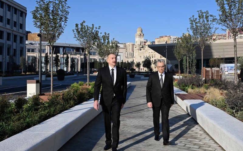 Prezident Bakı Dəmiryol Vağzalı və metronun “28 May” stansiyasının qarşısında yaradılan şəraitlə tanış olub