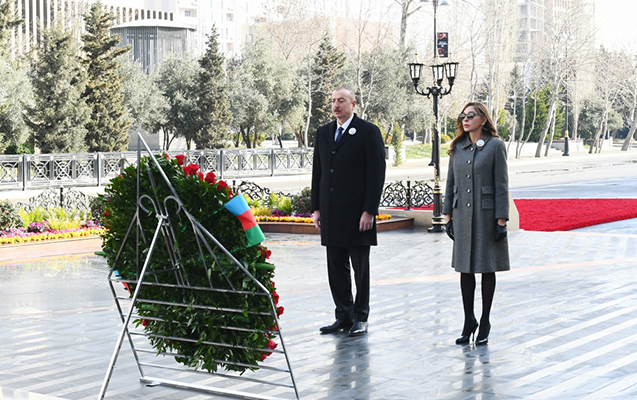 Prezident İlham Əliyev və xanımı Xocalı soyqırımı abidəsini ziyarət ediblər