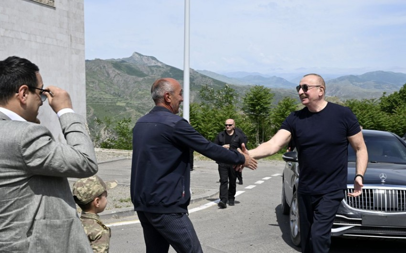 Prezident İlham Əliyev Laçın şəhərində sakinlərlə görüşüb