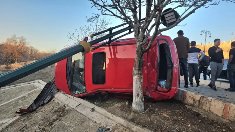 Naxçıvanda avtomobil işıq dirəyinə çırpıldı: Xəsarət alanlar var