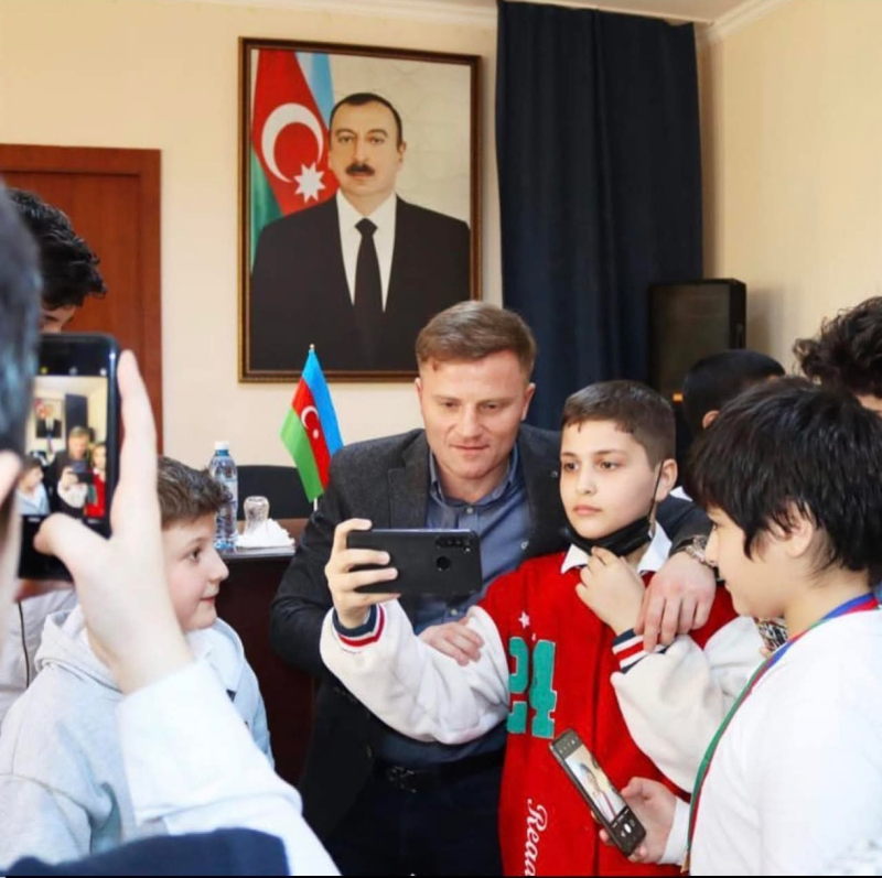 Dünya Çempionu məktəblilərin əhatəsində: Eduard Məmmədovdan səmimi görüş