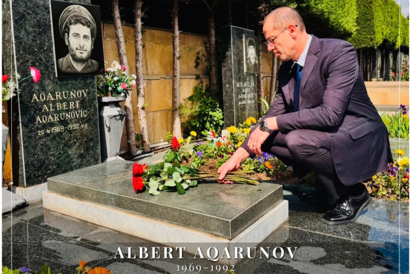 Şəhid məzarına DİPLOMAT AXINI - Albert Aqarunova böyük ehtiram